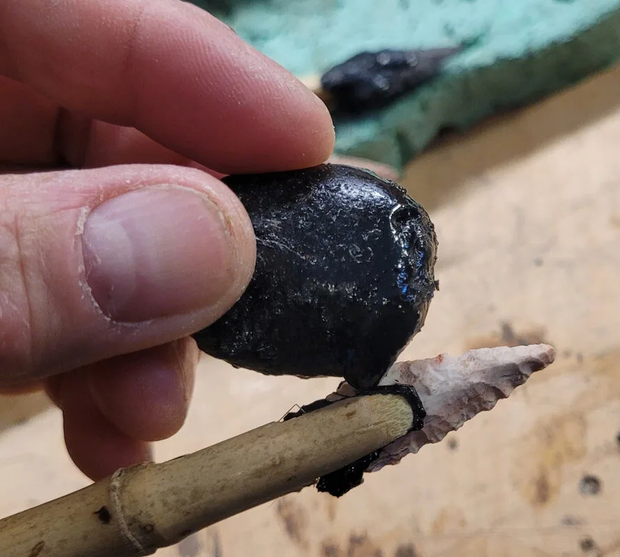 hands doing cordage and glue